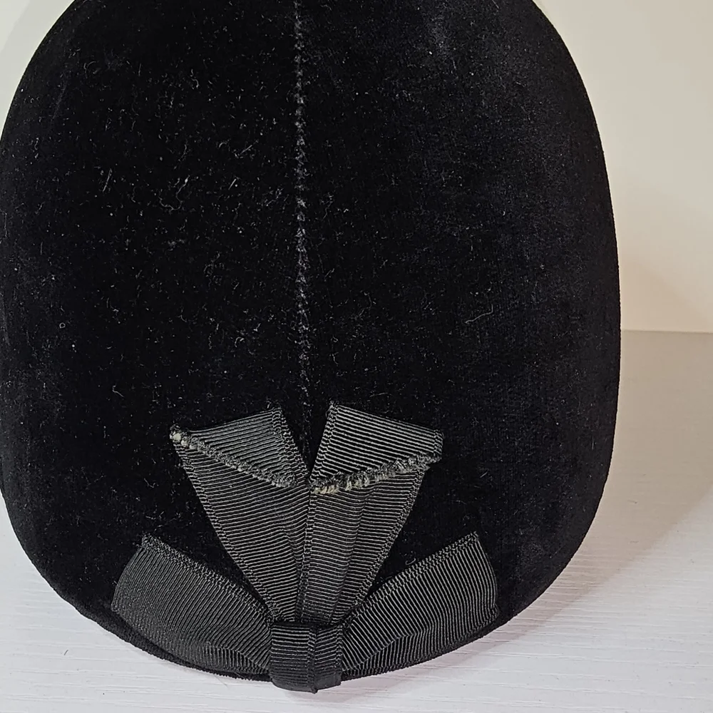 Vintage Saks Fifth Avenue Black Velvet Riding/hunting Cap, Excellant Condition - Picture 3 of 4